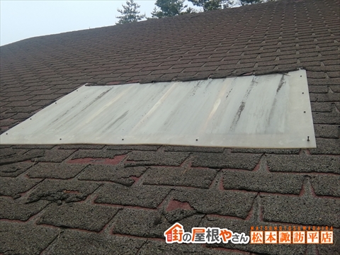 蓼科アスファルトシングル屋根現地調査　屋根に穴をあけてアクリル板をかぶせた明り取り